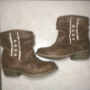 Toddler boots size 7. Worn once for wedding 15$